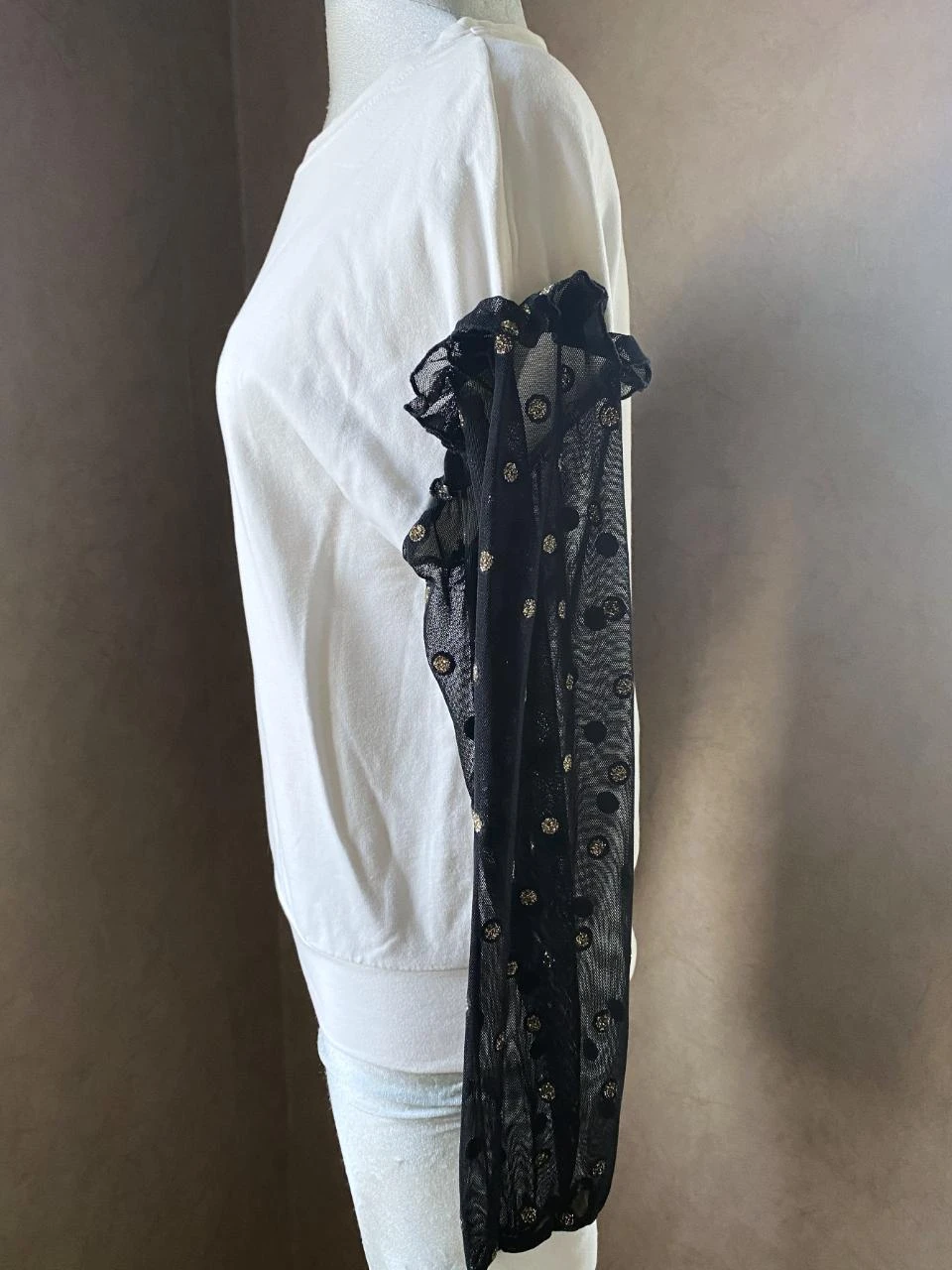 Suéter Rinascimento tamanho 36 branco mangas de voile preto com pontos dourados – chique e original – photo 7